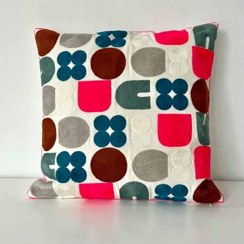 Coussin Pénélope carré, brodé motif géométrique multicolore, Sentou Edition