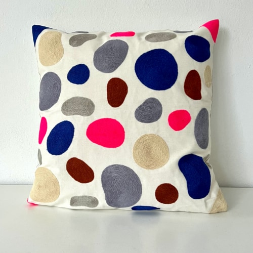 Coussin Pénélope carré, brodé motif géométrique multicolore, Sentou Edition