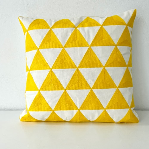 Coussin Pénélope carré, brodé motif géométrique jaune, Sentou Edition