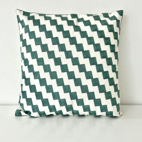 Coussin Pénélope carré, broderie géométrique bleu pétrole, Sentou Edition