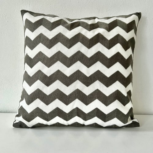 Coussin Pénélope carré, brodé motif géométrique gris, Sentou Edition