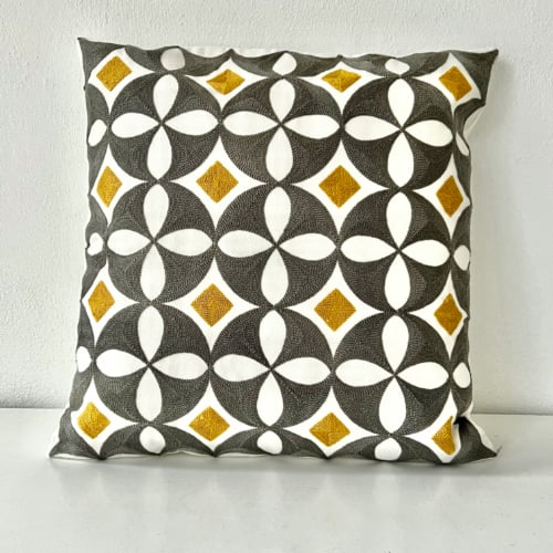 Coussin Pénélope carré, brodé motif géométrique gris et ocre clair, Sentou Edition